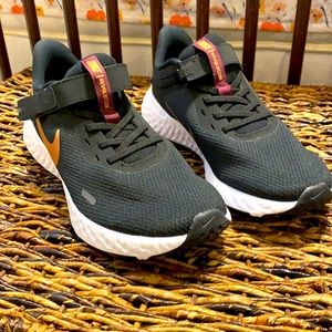 🎉SALE!!🎉EUC Nike Revolution Women’s Sneaker Black w Maroon/Rose Gold Size 8.5